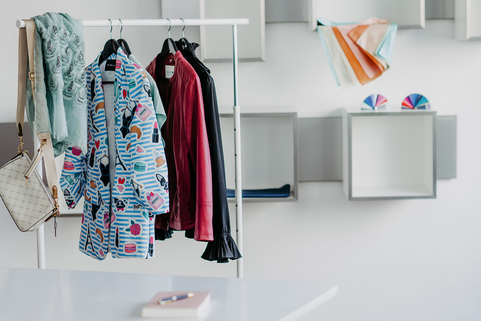 Garderobenständer im Studio bei Jeanette Scheuernstuhl, Stilberatung, Garderobencheck