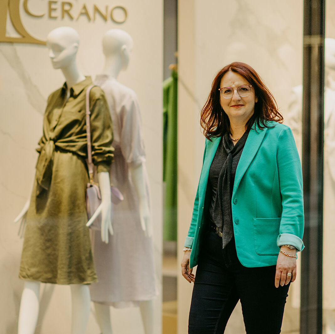 Jeanette vor Schaufenster beim Shopping, Garderobencheck