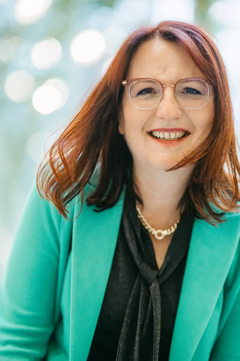 Porträit, Nahaufnahme, Jeanette Scheuernstuhl fröhlich lachend, Image-Coaching,Vortrag