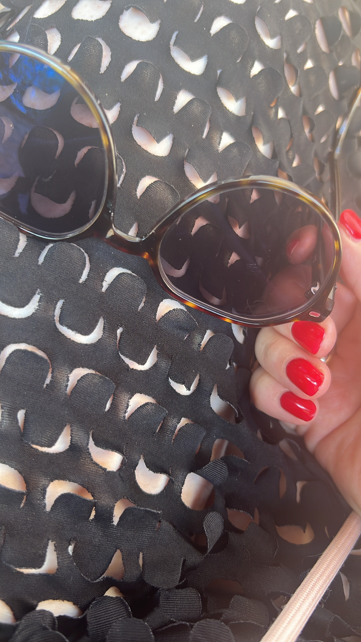 Manikürte Hand von Jeanette mit UV-Nagelfolien von Manifix, Farbe True Red