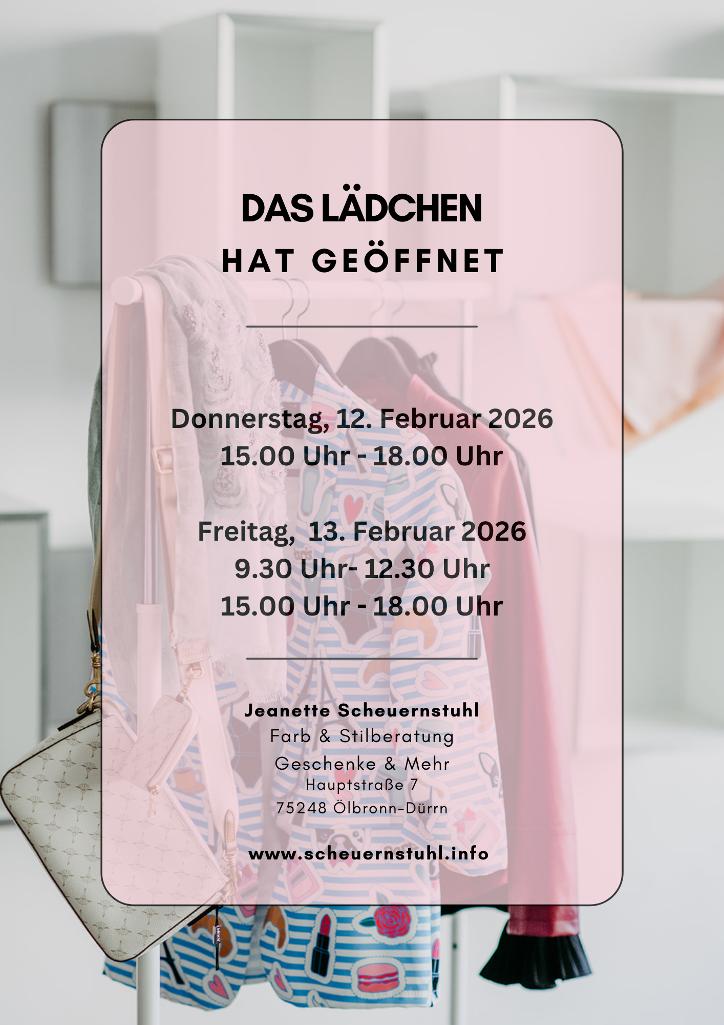 Tafel mit den Öffnungszeiten des Lädchens von Jeanette Scheuernstuhl im Februar. Donnerstag, den 12.02.2026 von 15.00 Uhr - 18.00 Uhr und Freitag, den 13.02.2026 von 9.30 Uhr - 12.30 Uhr und 15.00 Uhr - 18.00 Uhr